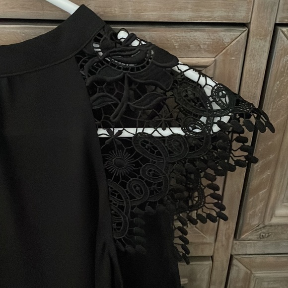 Black Express Sleeveless Blouse - Picture 2 of 4